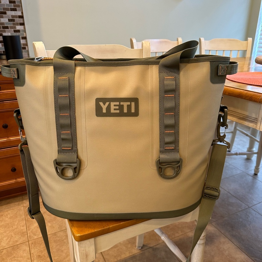 YETI Tote Soft Cooler “Hopper 30”
